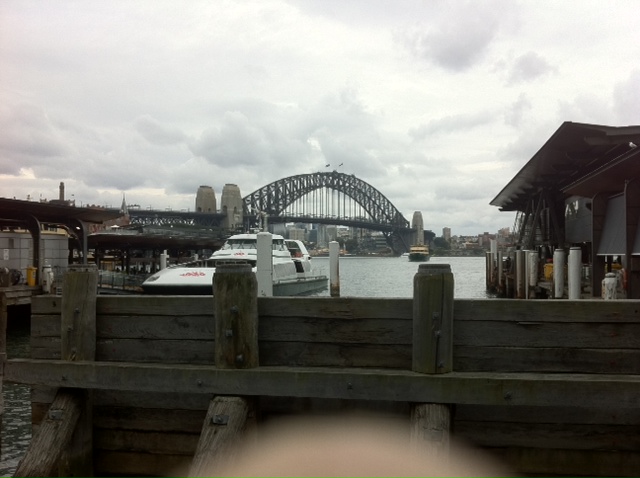  6 October 2011 à 12h12 - Le Harbour Bridge, symbole de Sydney, un des plus larges au monde.